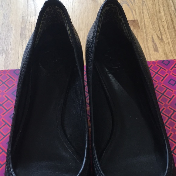 Tory Butch Women's size 8 black open toe wedge - Picture 3 of 4